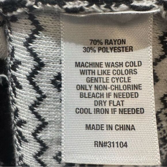 Kim Rogers black and white snowflake reversible removable scarf sweater large - Picture 9 of 10